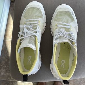 Men’s  On Clouds size 11. Worn 2xs. Great condition!